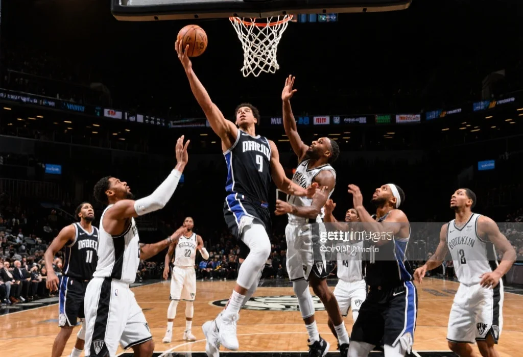 一名NBA球员在激烈比赛中跳起争抢篮板球,周围有多名球员对抗,画面充满运动张力